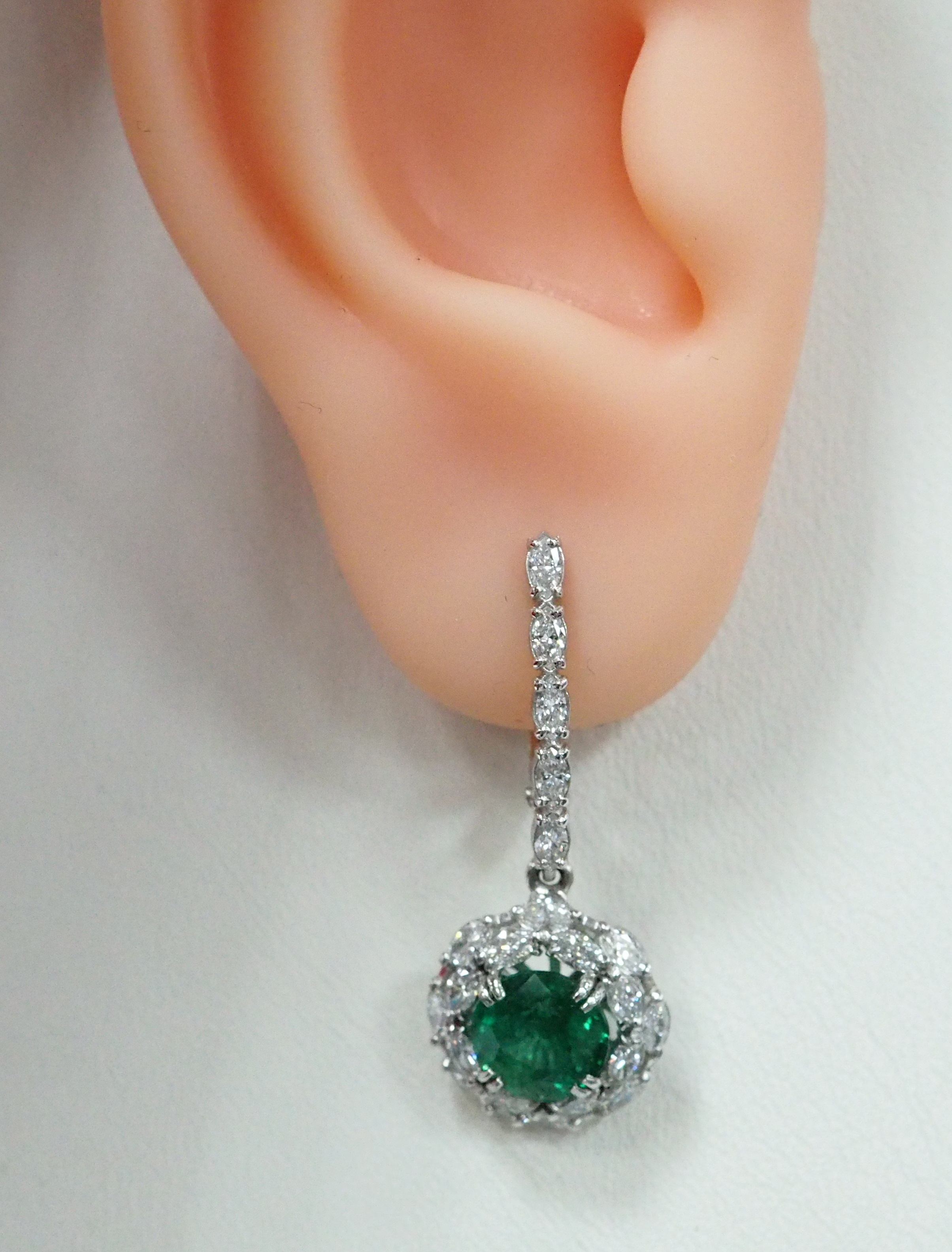 Серьги из белого золота с изумрудами